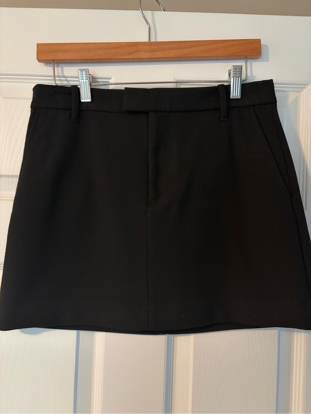 Gap Belt-Loop Mini Skirt in Black (Size 4)